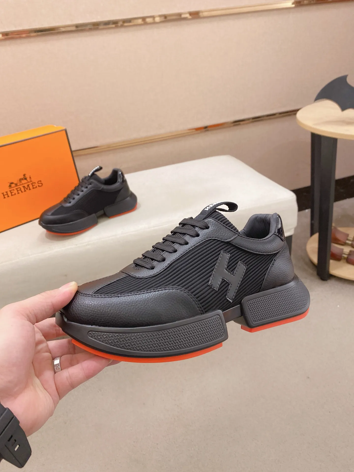 Ex-factory price: 460💰《HERMES》【Classic original single version】Hermès; top 🔝purchasing agent🔍🔍men's latest 🇺🇸 counter sales simultaneously, imported from Italy original ▲▲cowhide ▲▲ (high-end, nobility, class) ) Exquisite workmanship (Italian 🇮🇹 imported water-dyed 🐂 cowhide lining) sole: original sole provided by the original factory, ⚠️exclusive double-layer activity·TPR·rubber·combined molded outsole; super comfortable·wear-resistant·non-slip·environmental protection The real thing is more beautiful if you take the real thing (high quality, follow the order). You can enter and exit the counter at will * Number of yards: 38-44 (45 can be customized and cannot be returned or exchanged)